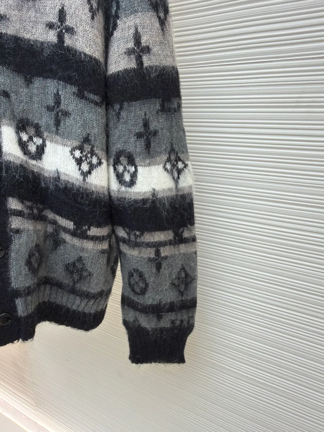 LOUIS VUITTON gradient mohair cardigan ●Original version: Purchased and developed by 15989 ●Item number: 1680803-C75 ●Fabric: mohair fabric ●Technology: knitting ●Version: loose fit ●Weight: about 685 grams ●Size: XS-S-M-L ●Description: Custom-woven mohair 67% + nylon 28% + sheep wool 5% yarn, purchased rich and finely ground mohair, imported Stoll weaving, full body alignment and stripe stitching, with black and white gray tones to highlight the full Monogram For the pattern, the mohair has been washed and naturally milled. After the shirt is woven, you need to manually remove the dotted lines that hang the hair, draw the knots and sew them. After sewing, wash and iron them to shape, then remove the clamps and catch the hair, wash it after catching it, and finally catch the hair again to achieve the same wool feel and effect as ZP. The process is very complicated. The overall wiring is straight and delicate, the fabric is comfortable and soft, and the color is consistent without color difference. It can be matched with the same style to create a fashionable look and control various occasions. Customized accessories, complete with three standards, same style for men and women!